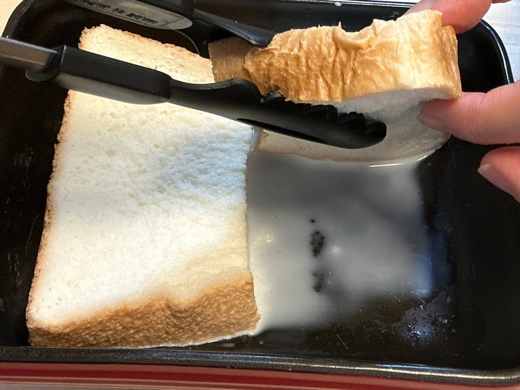 食パンをひっくり返します