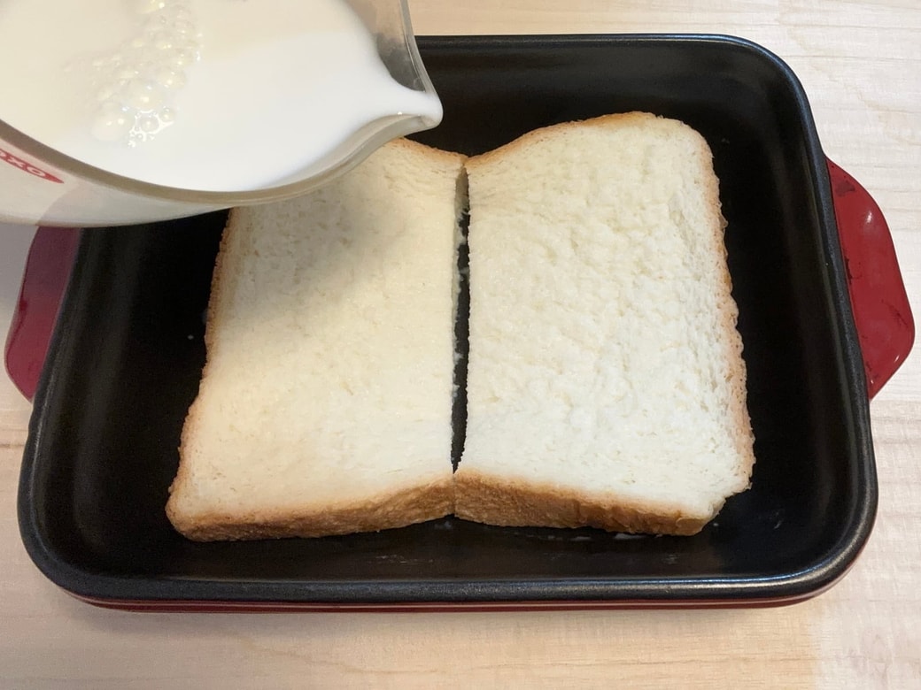 食パンに牛乳を染み込ませます