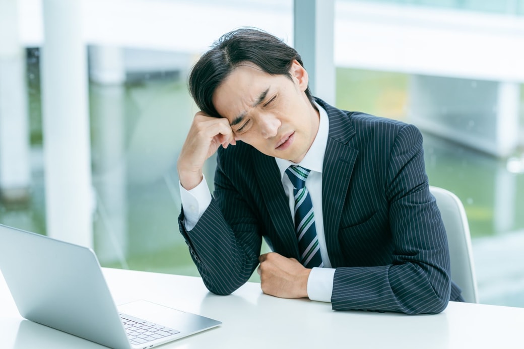 悩む男性