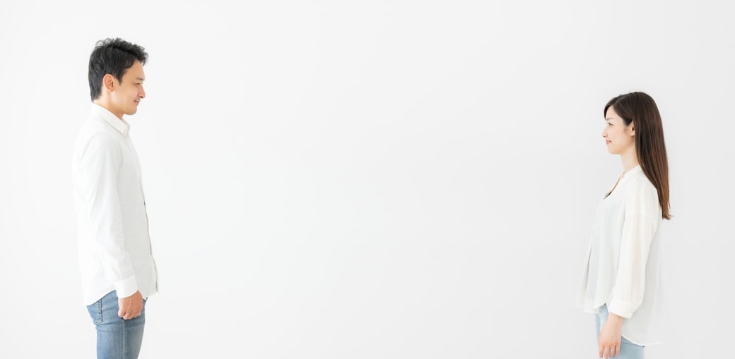 向き合う夫婦