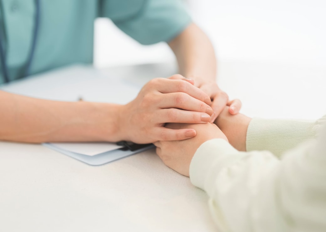 手を取り合うところ