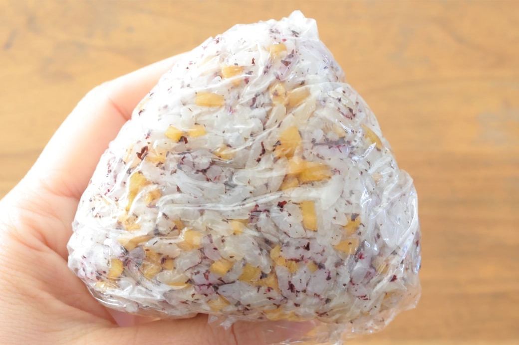 「ゆかりとしょうがのおにぎり」