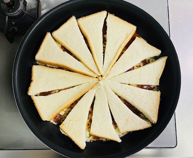 食パンで作るホールピザ作り方