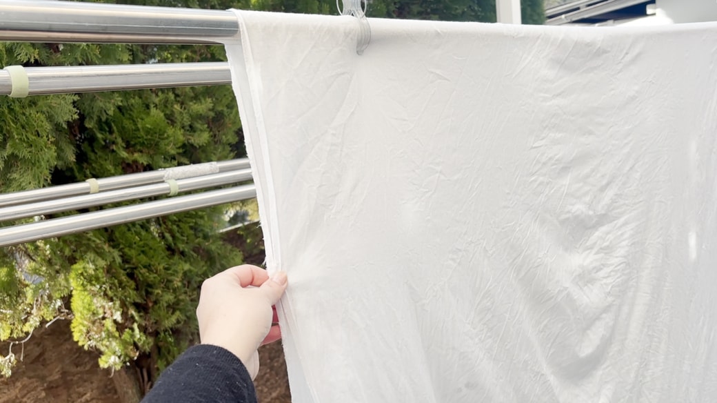 シーツを干す