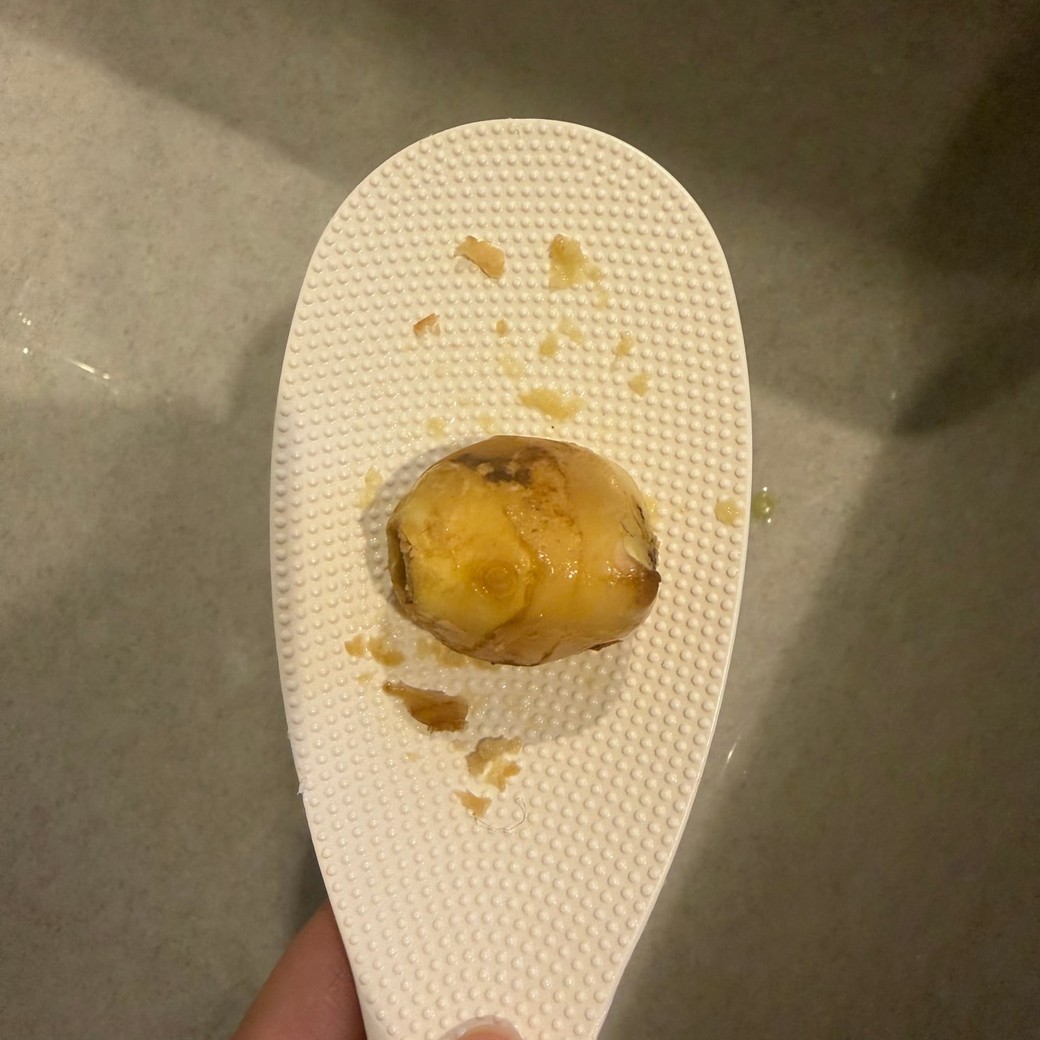 しゃもじで生姜をおろしているところ