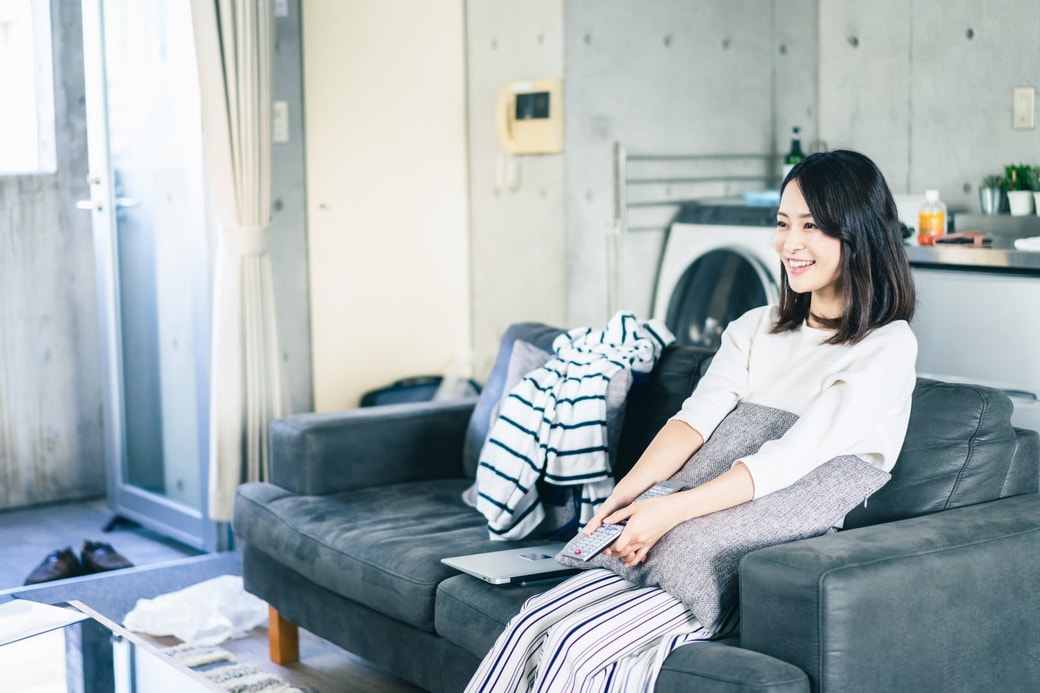 動画を見る女性