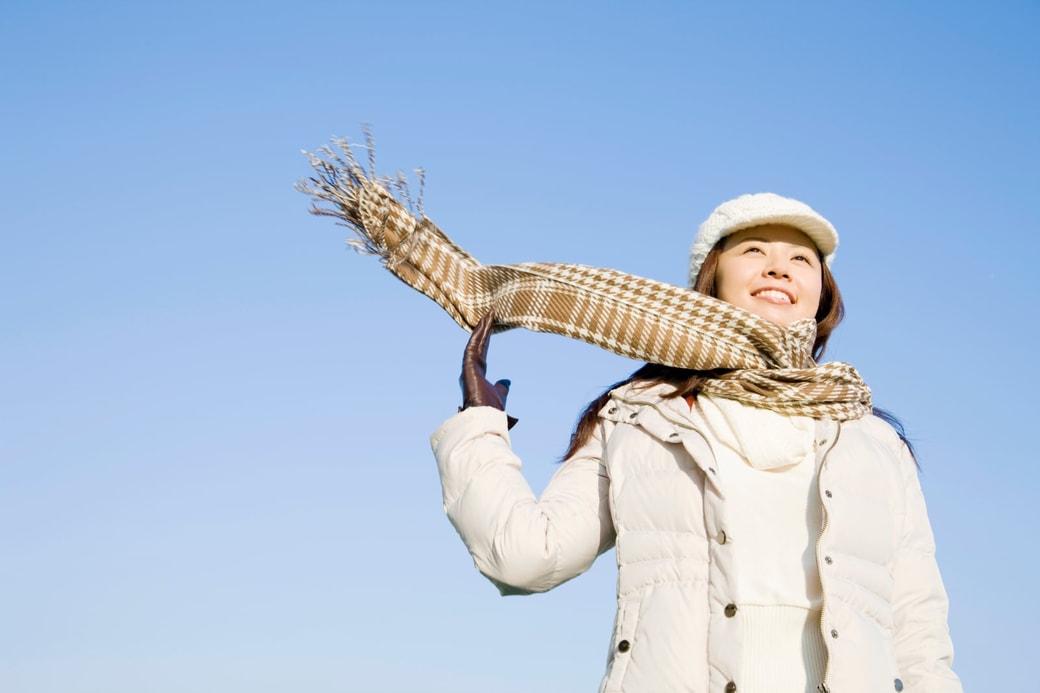 マフラーを巻く女性