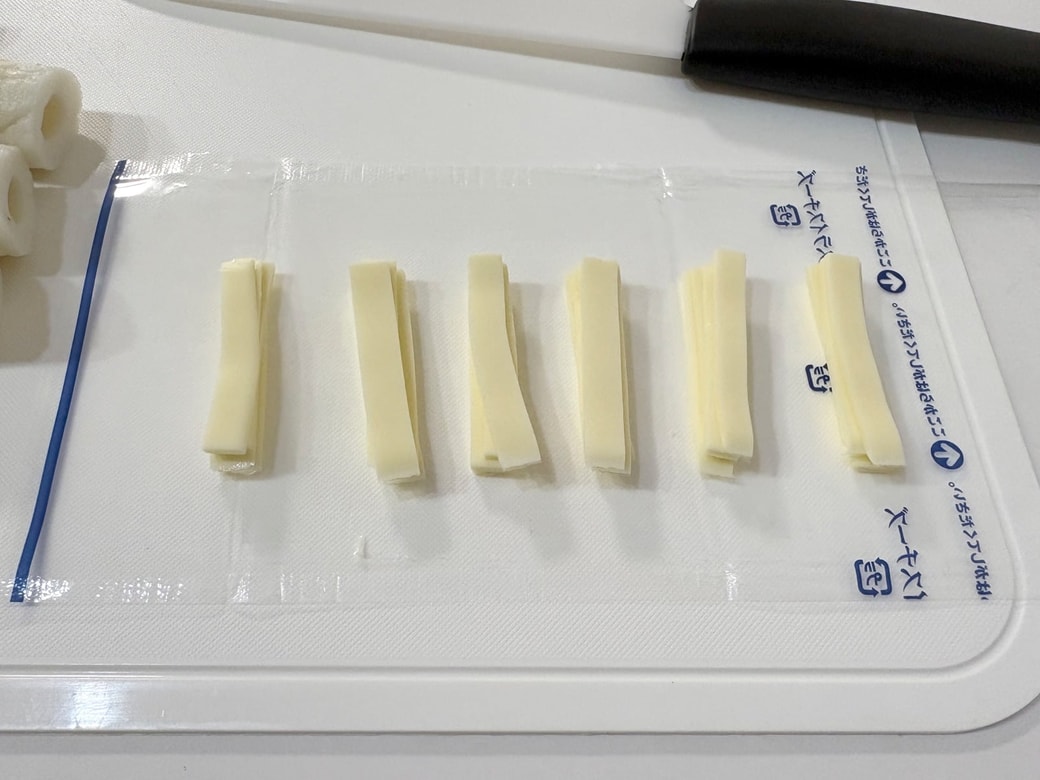 チーズを穴に入れやすいサイズに切る