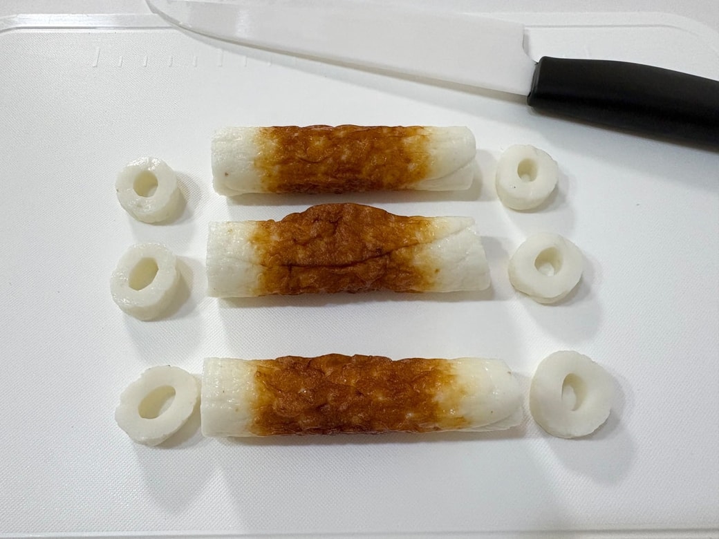 ちくわの両端を少し切る