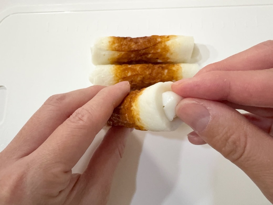 チーズを詰めた後に切れ端でフタをする