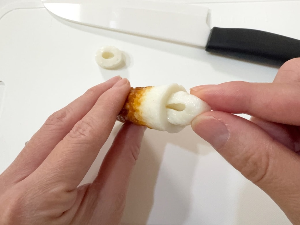 ちくわの端を切って穴にフタをする
