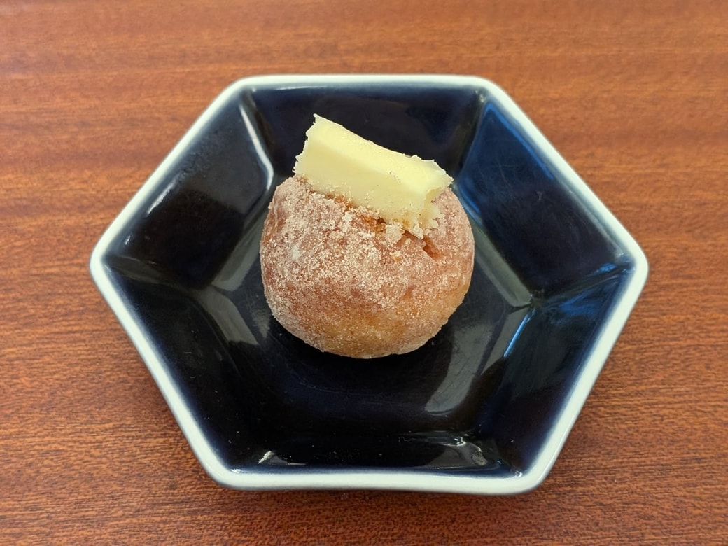 カルディの「シナモンボールドーナツ」に切り込みを入れて、バターを差し込む