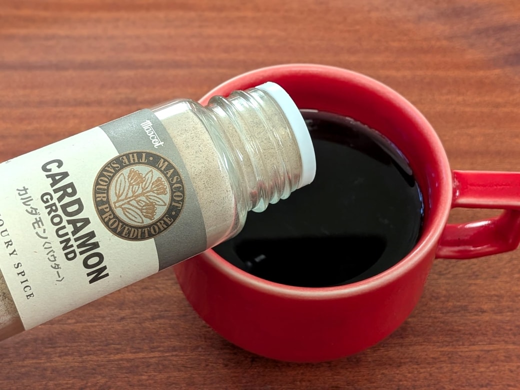 コーヒーにカルダモンパウダーを加える