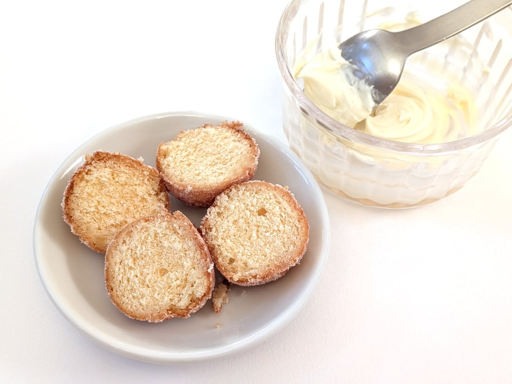 シナモンボールドーナツを半分に切って、チーズクリームをサンドする