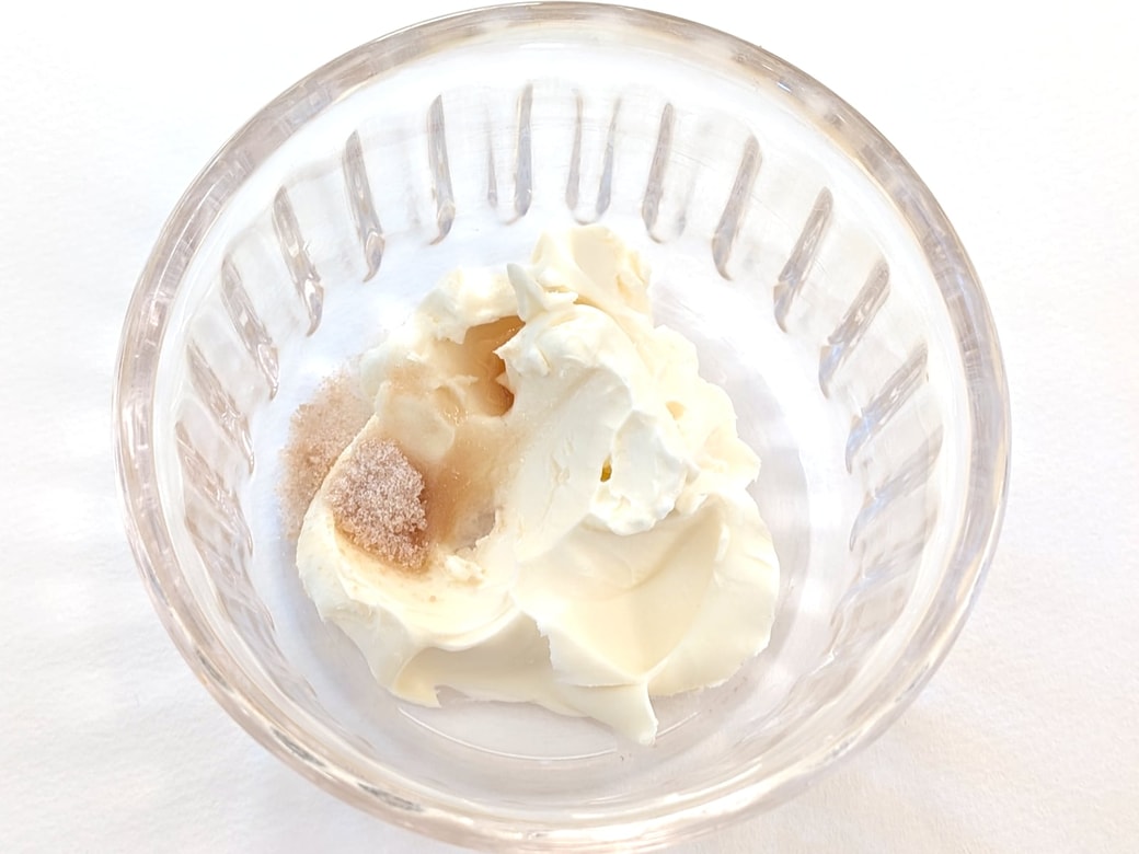 クリームチーズと砂糖を混ぜ合わせる