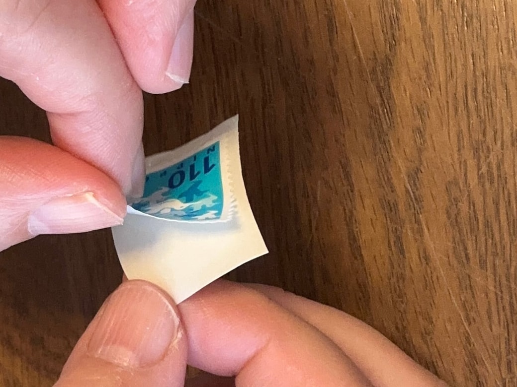 封筒の紙からはがす