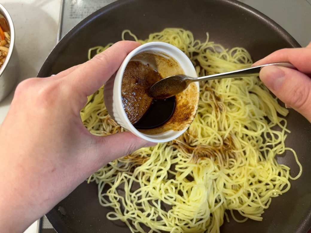 液体にしたソースを絡める