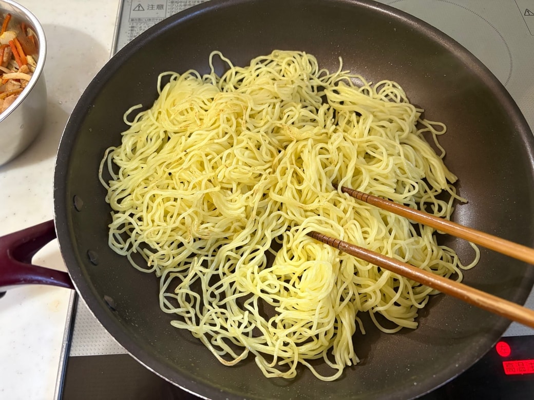 麺を炒めてほぐす