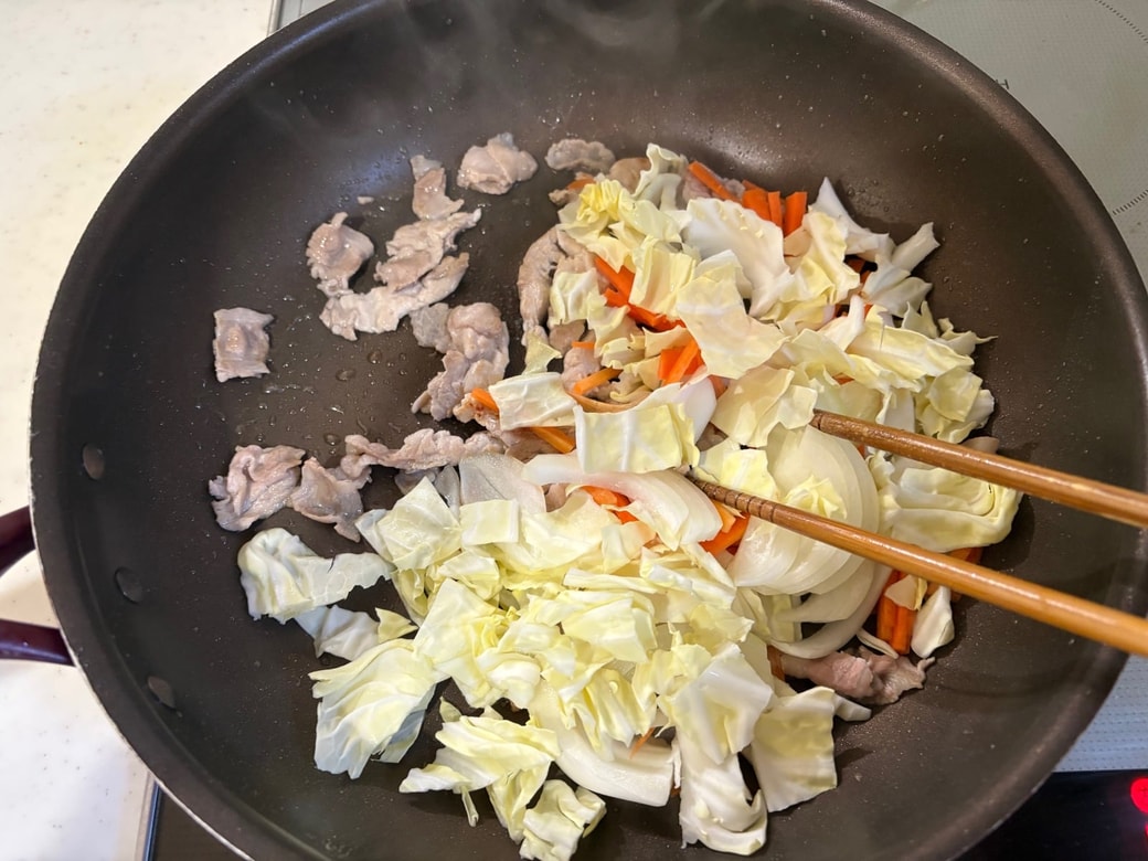 豚肉と野菜を炒める