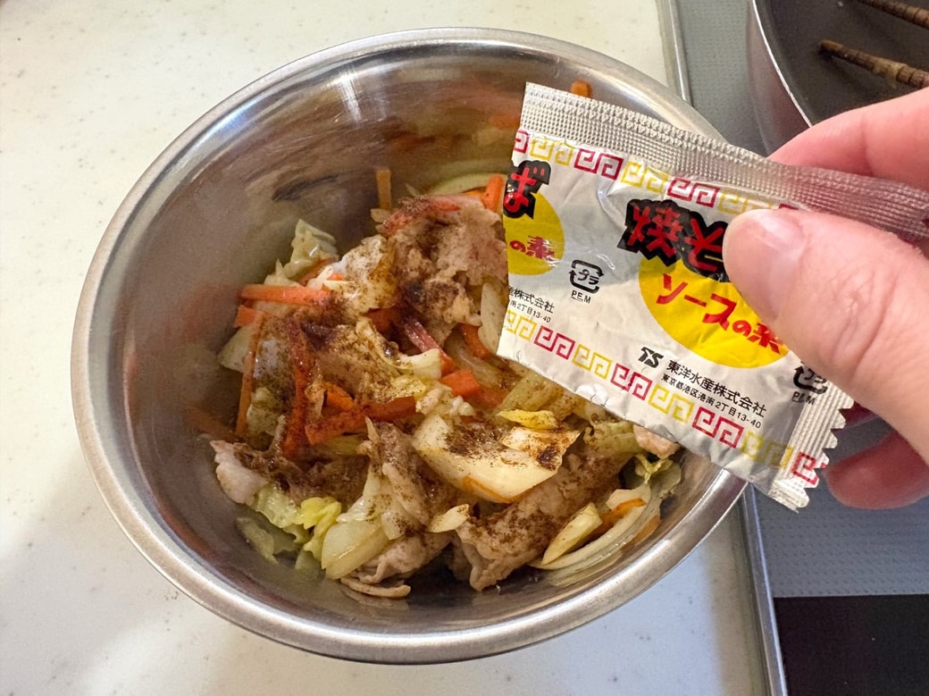 豚肉と野菜を取り出して残りの粉末ソースを和える