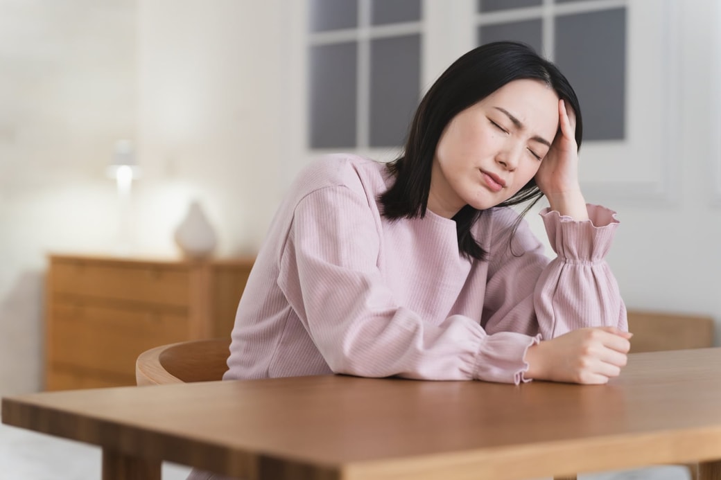 悩む女性