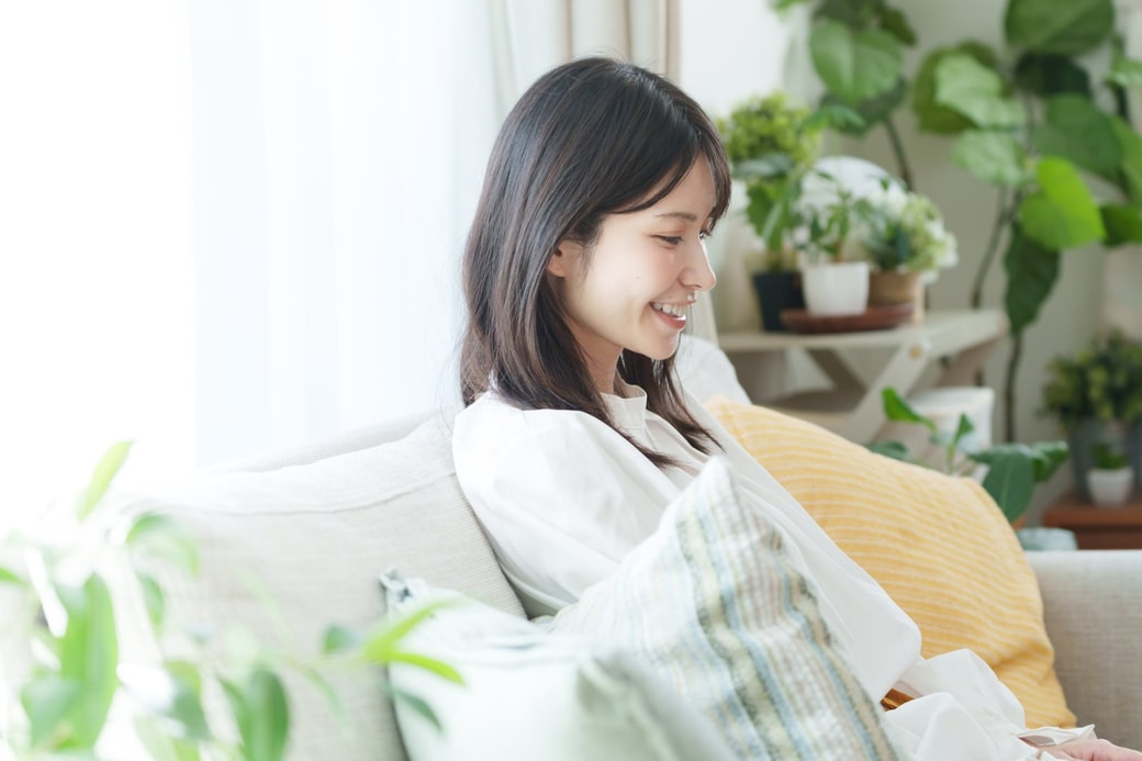 リラックスした表情の女性