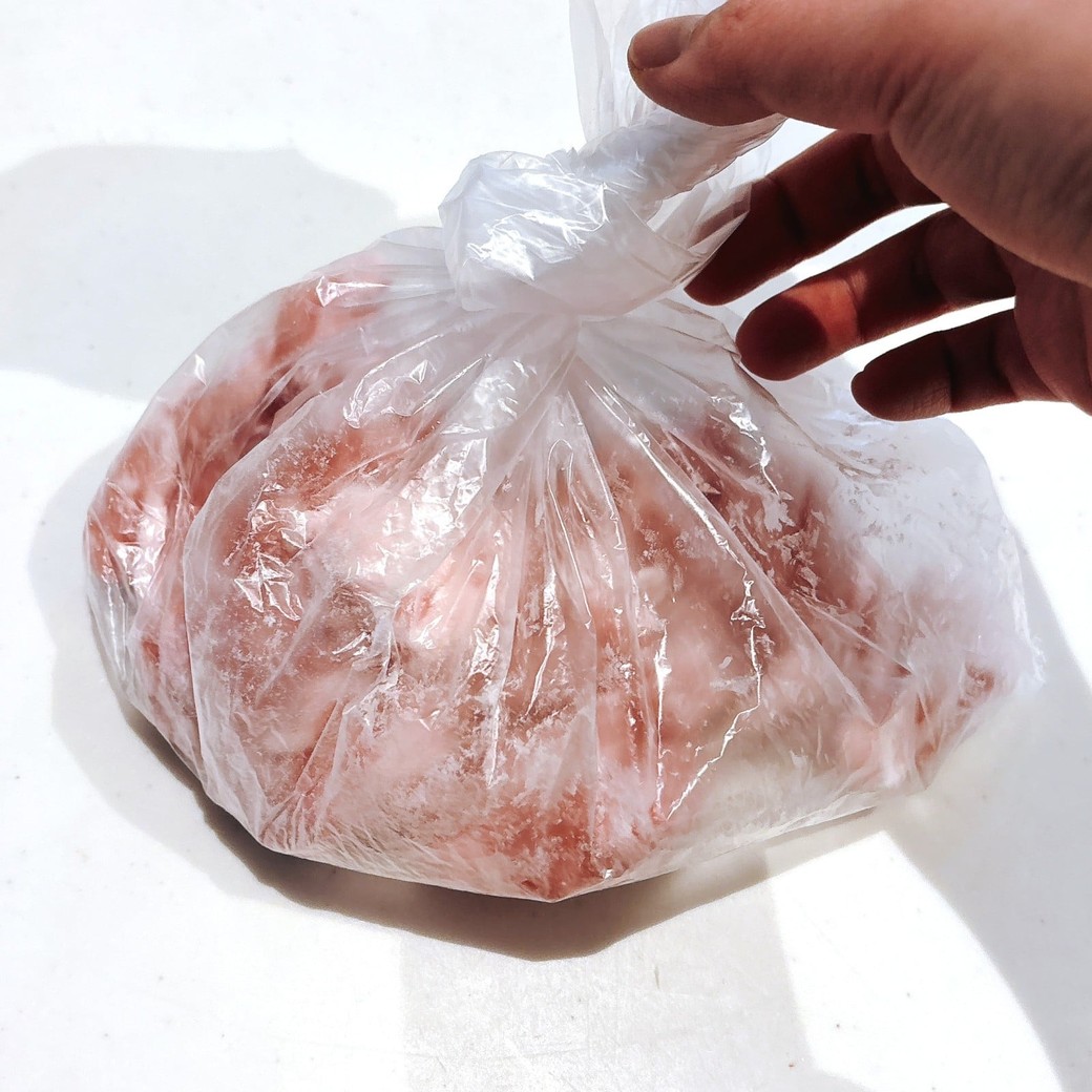 袋の外から肉をほぐしながら片栗粉をまぶすと◎