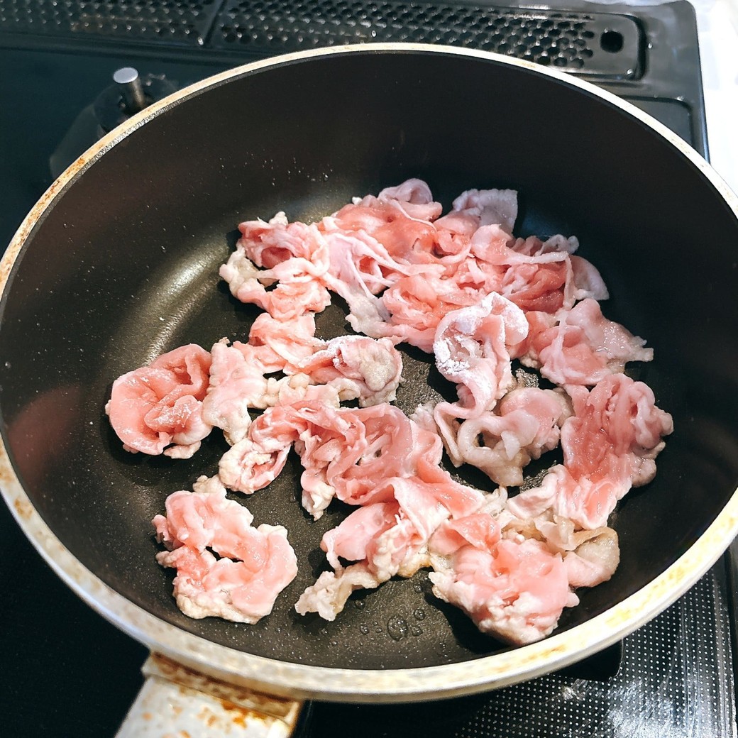 油をひいたフライパンでお肉を焼く