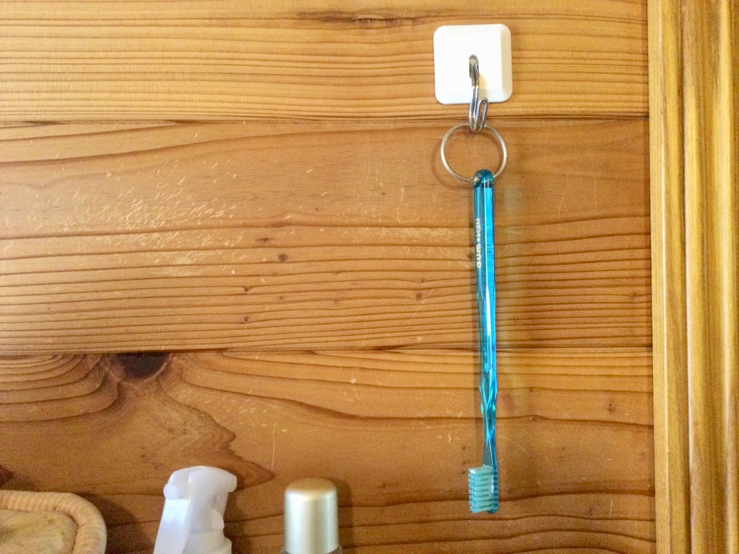 歯ブラシを壁掛け収納する