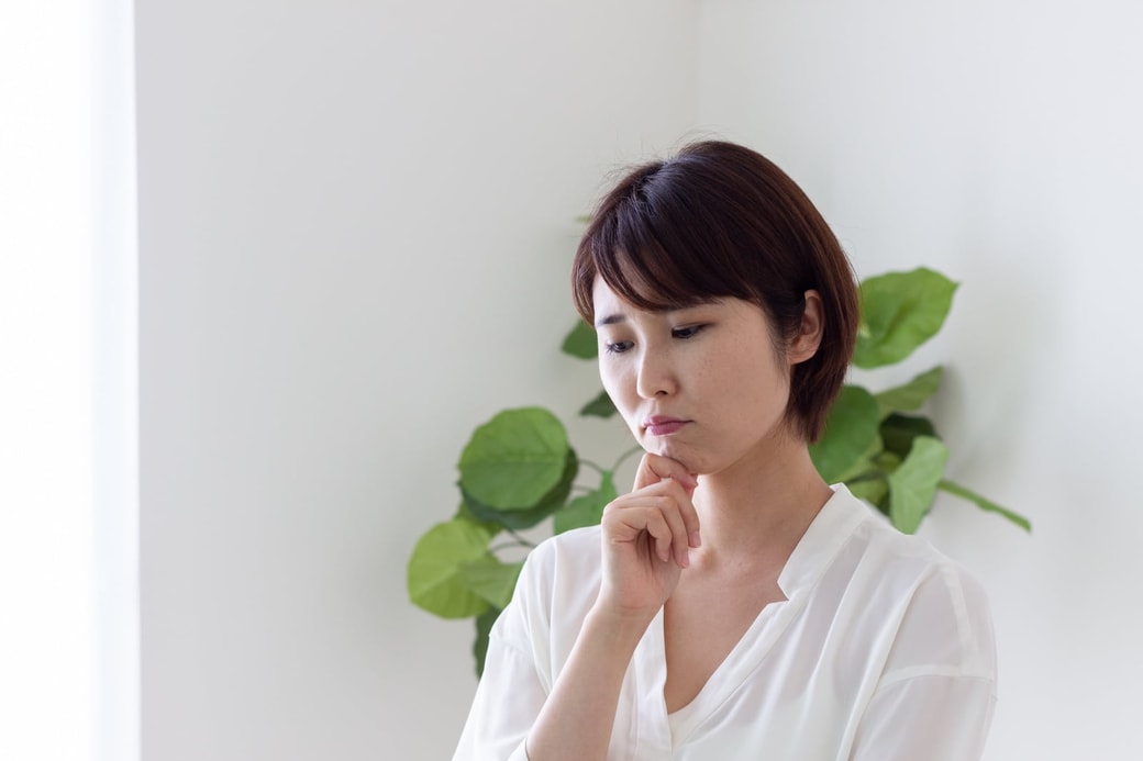 悩む女性