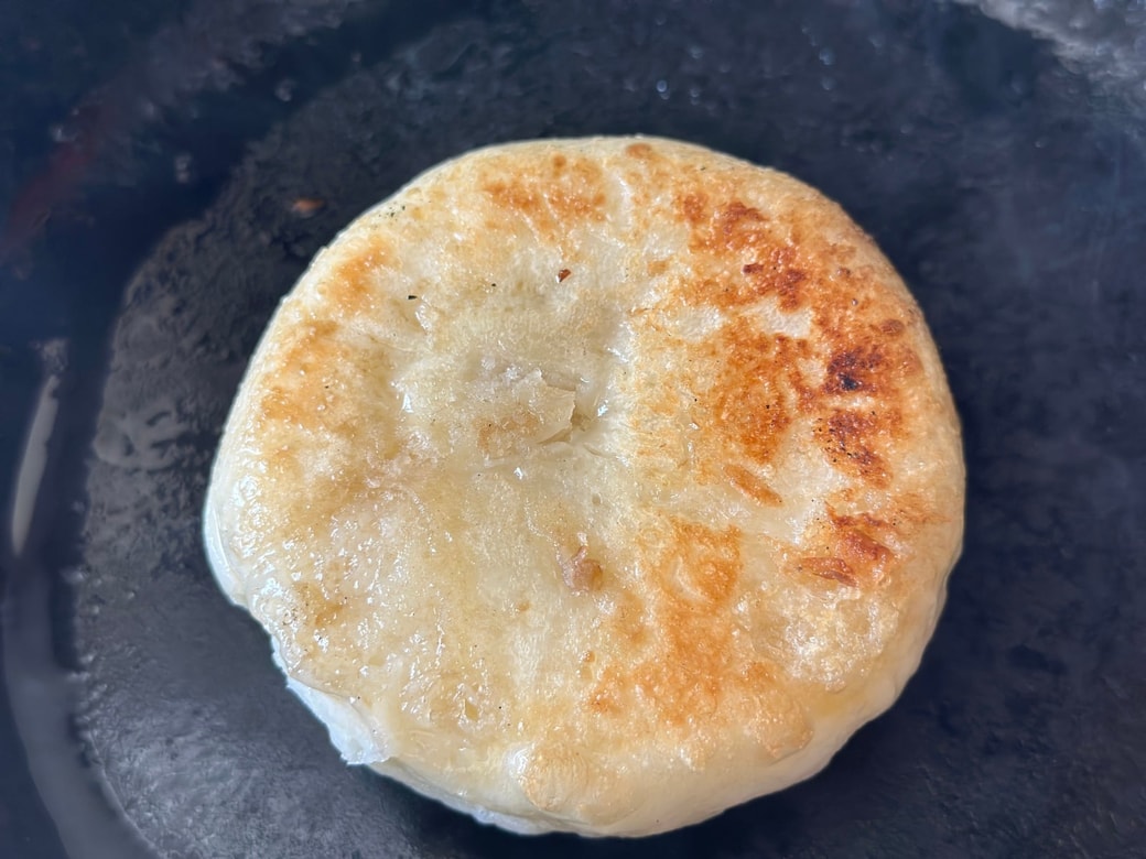 片面が焼けたらひっくり返す