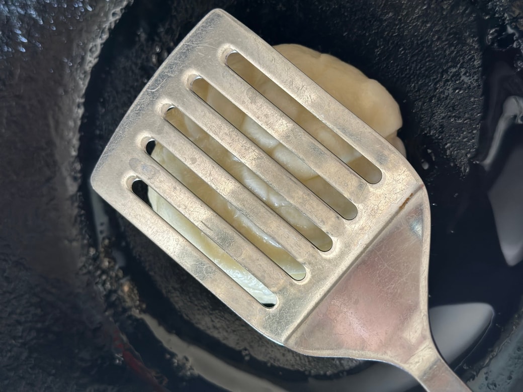 フライ返しで焼き付ける