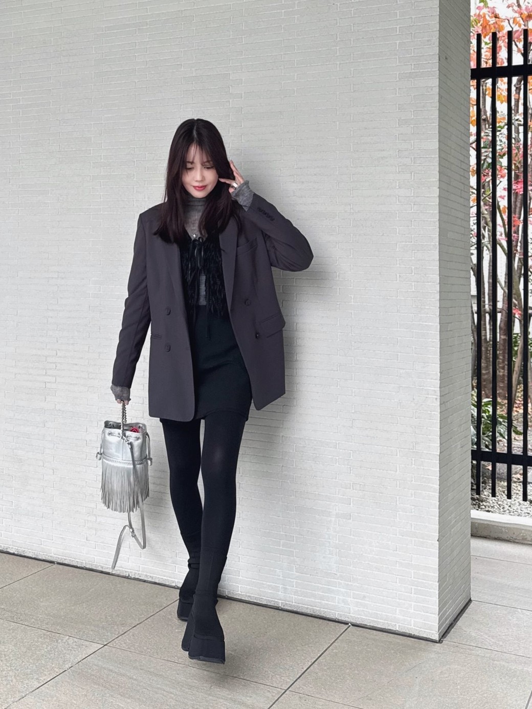 黒で足元までつなげば、大人でも無理なくミニにチャレンジできる。