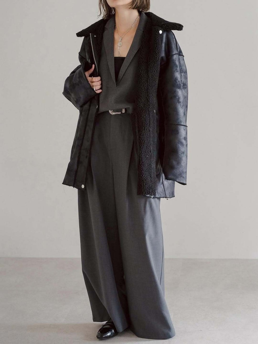 フェイクレザーコートでちょっとハードなテイストを加えて。