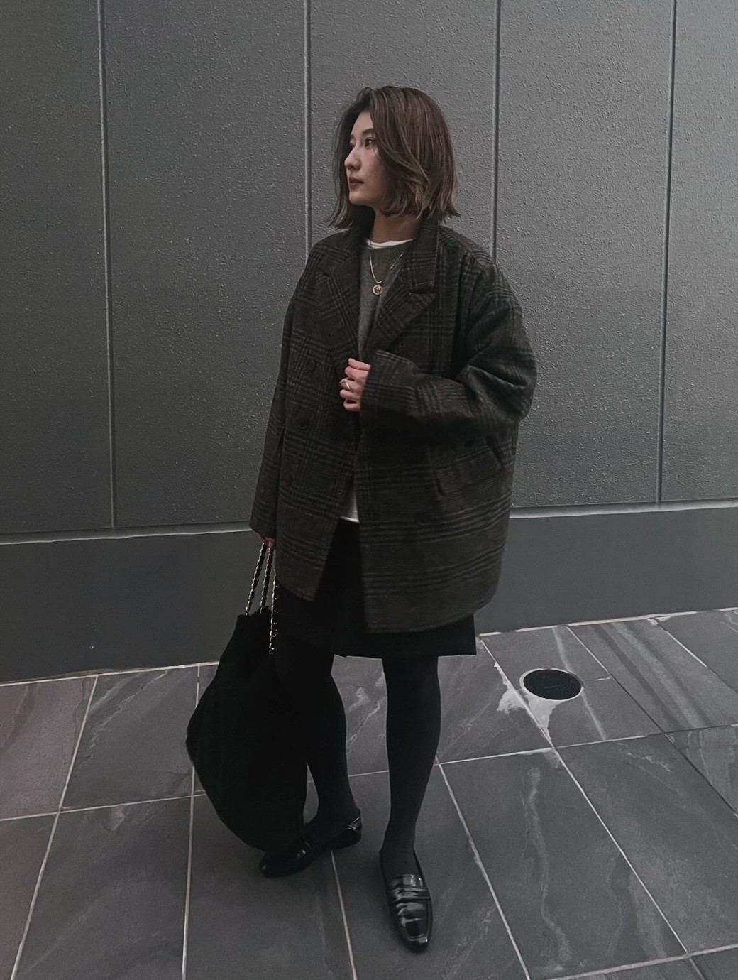 オーバーサイズのジャケットコートで今っぽいバランスに。