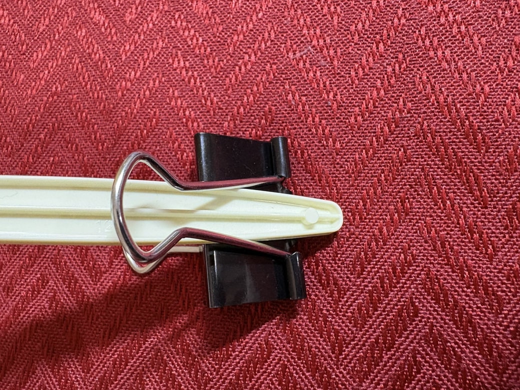 クリップにスプーンの柄を通した様子