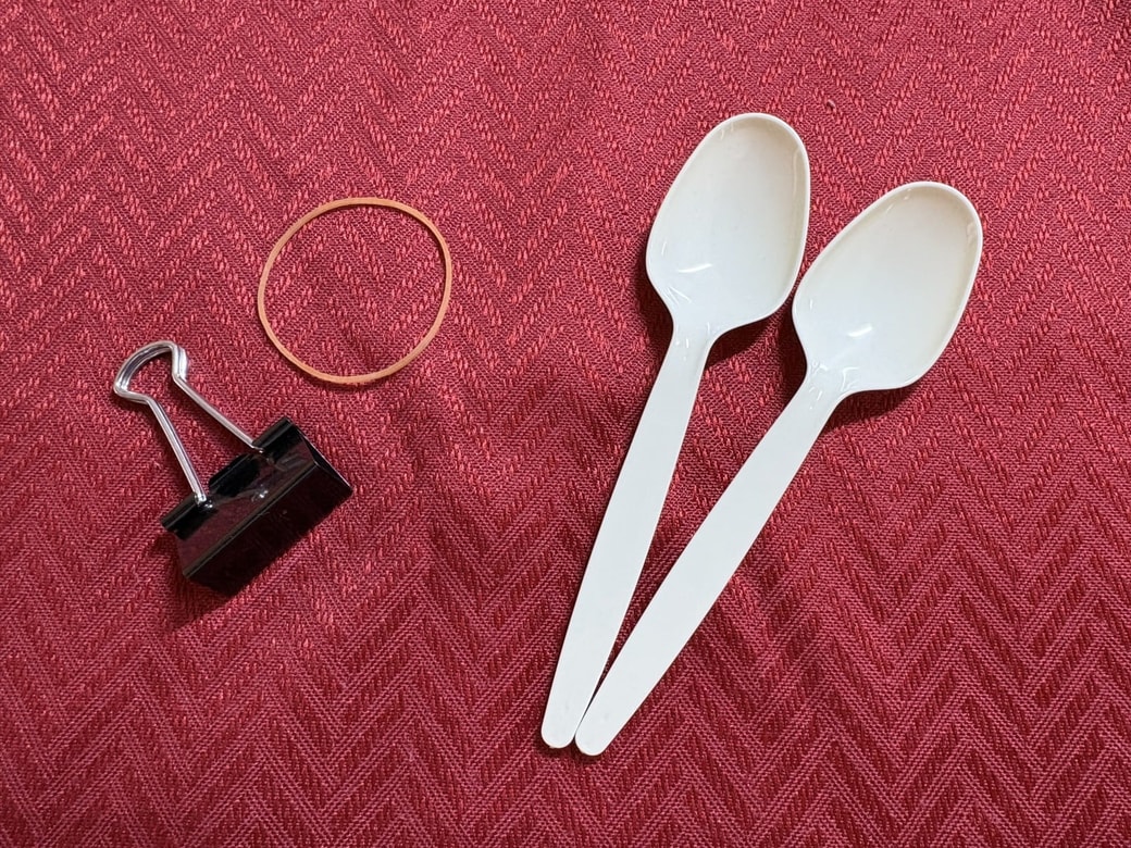 スプーン、ダブルクリップ、輪ゴム