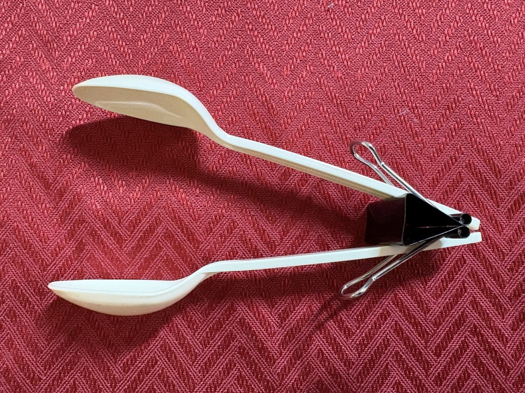 クリップの針金に２本のスプーンの柄を通した様子