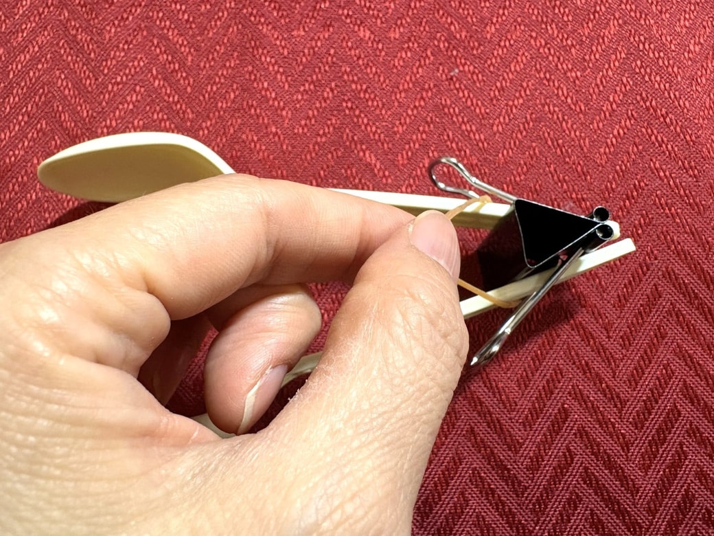 輪ゴムでとめる様子