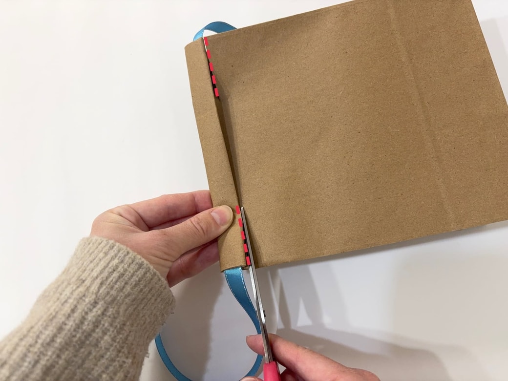 両サイドに切り込みを入れる