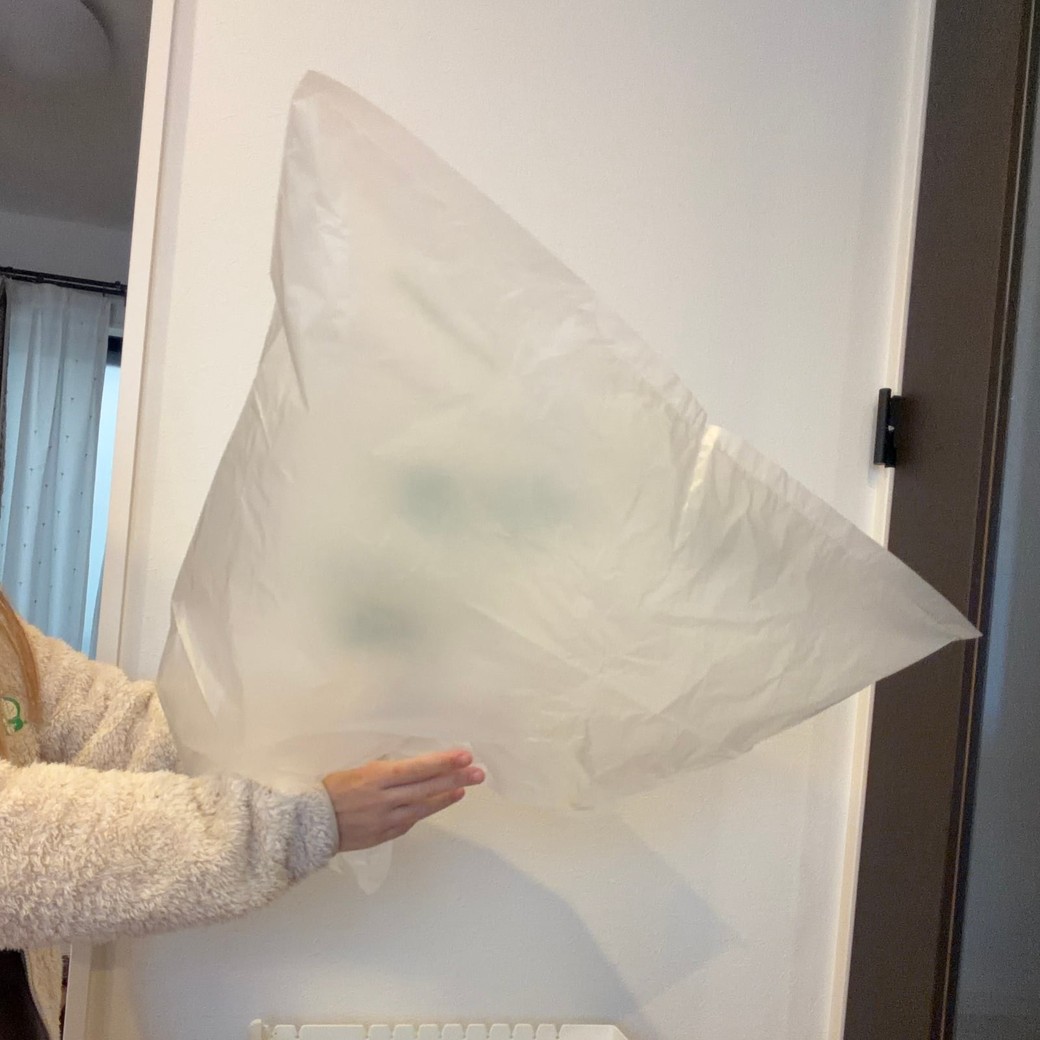 ゴミ袋に空気を入れているところ