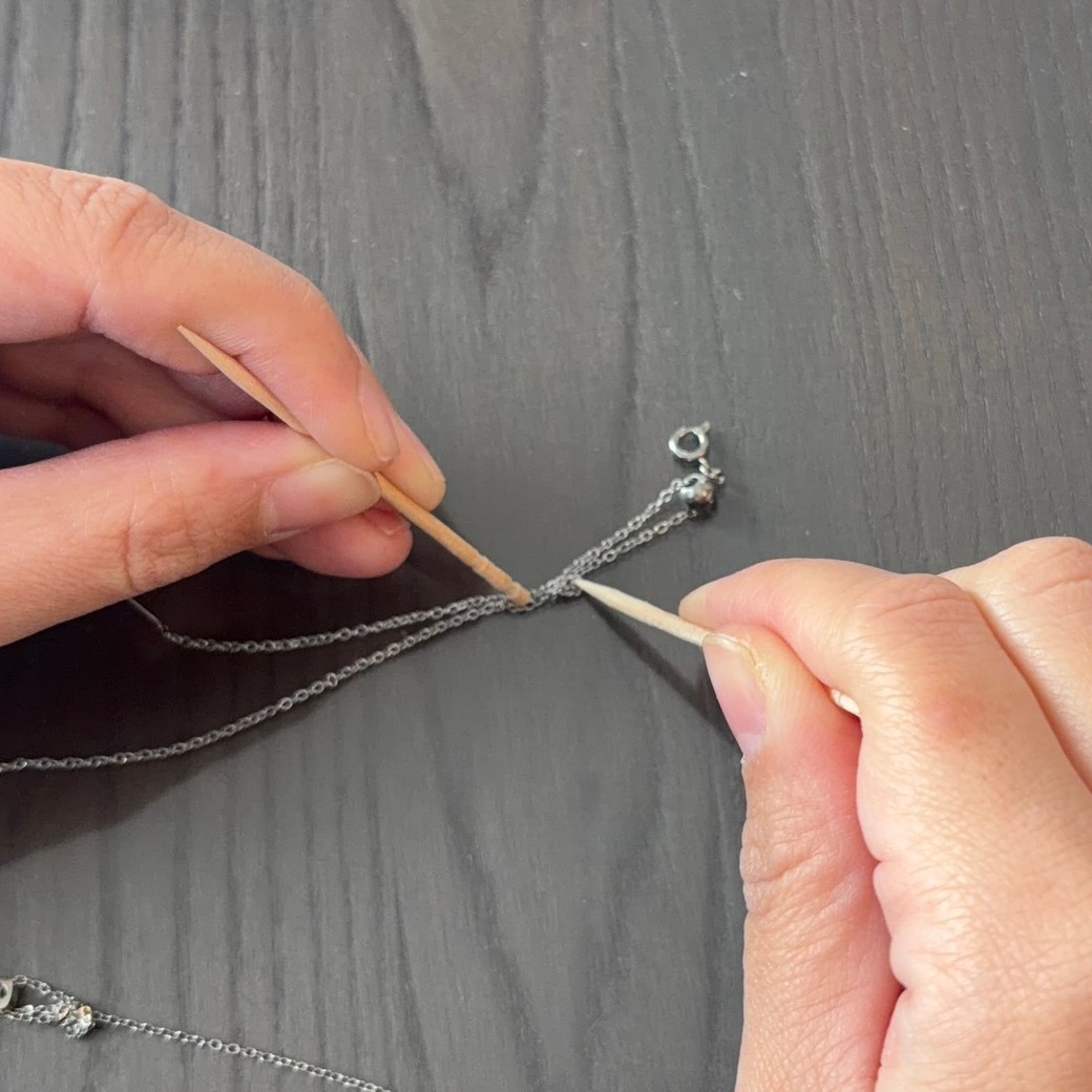 ネックレスの絡まった部分につまようじを刺しているところ