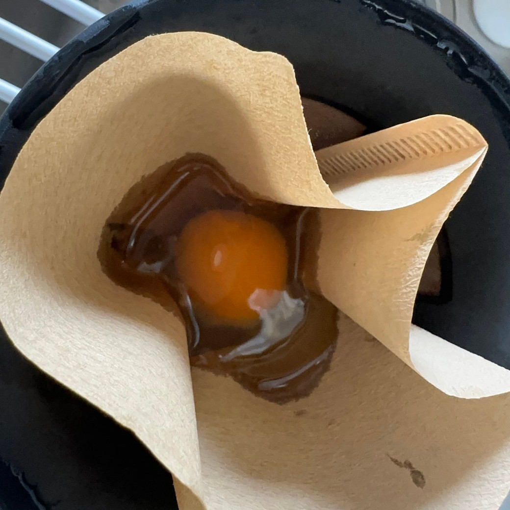 コーヒーフィルターに卵を入れる