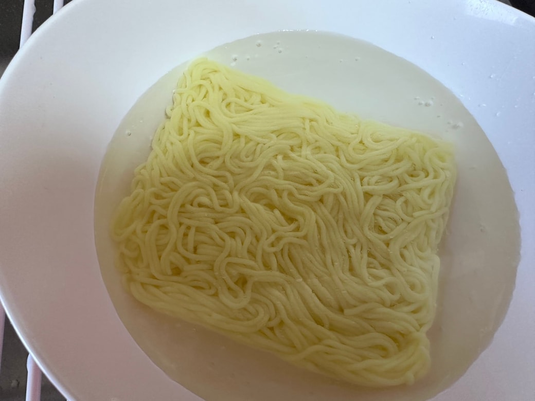 お湯に浸してほぐす