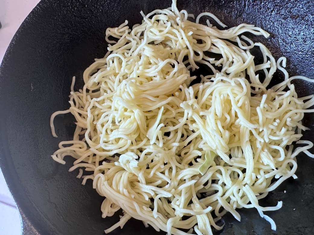 麺を炒めます