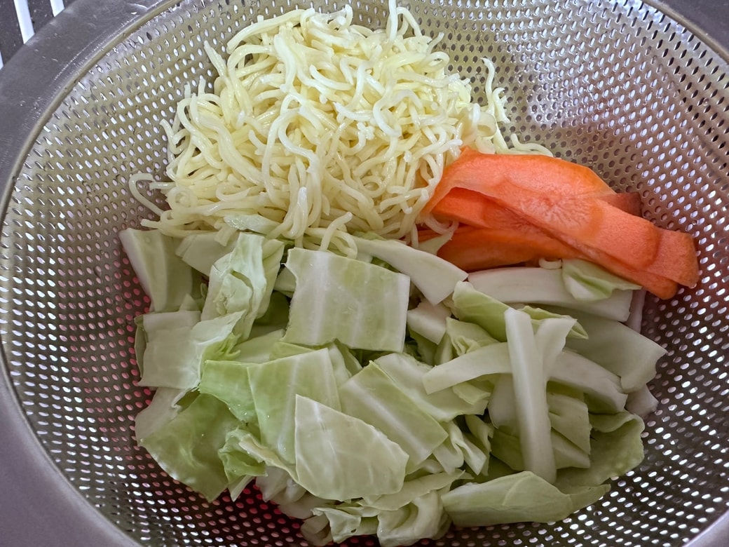 ざるで水分を切る