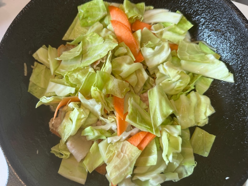 具材を先に炒めます