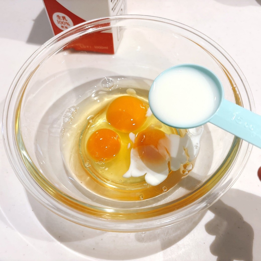 卵に牛乳を加える
