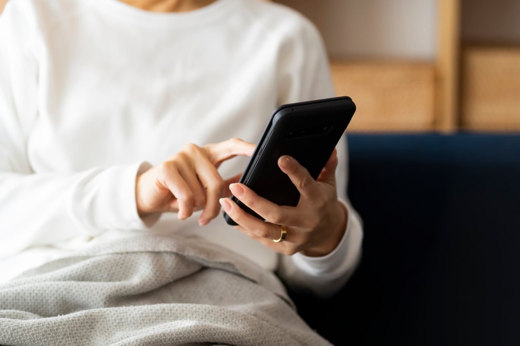 スマホを触る女性