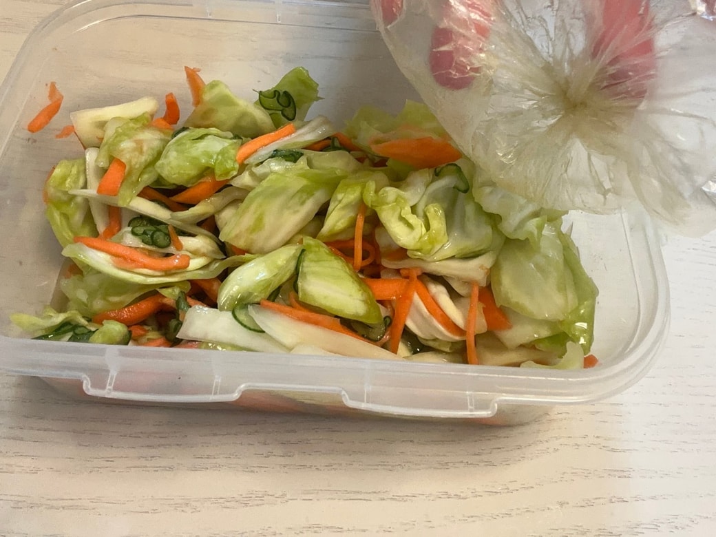 保存容器に食材を出す